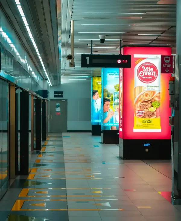 Malls & transit: Large portrait screens